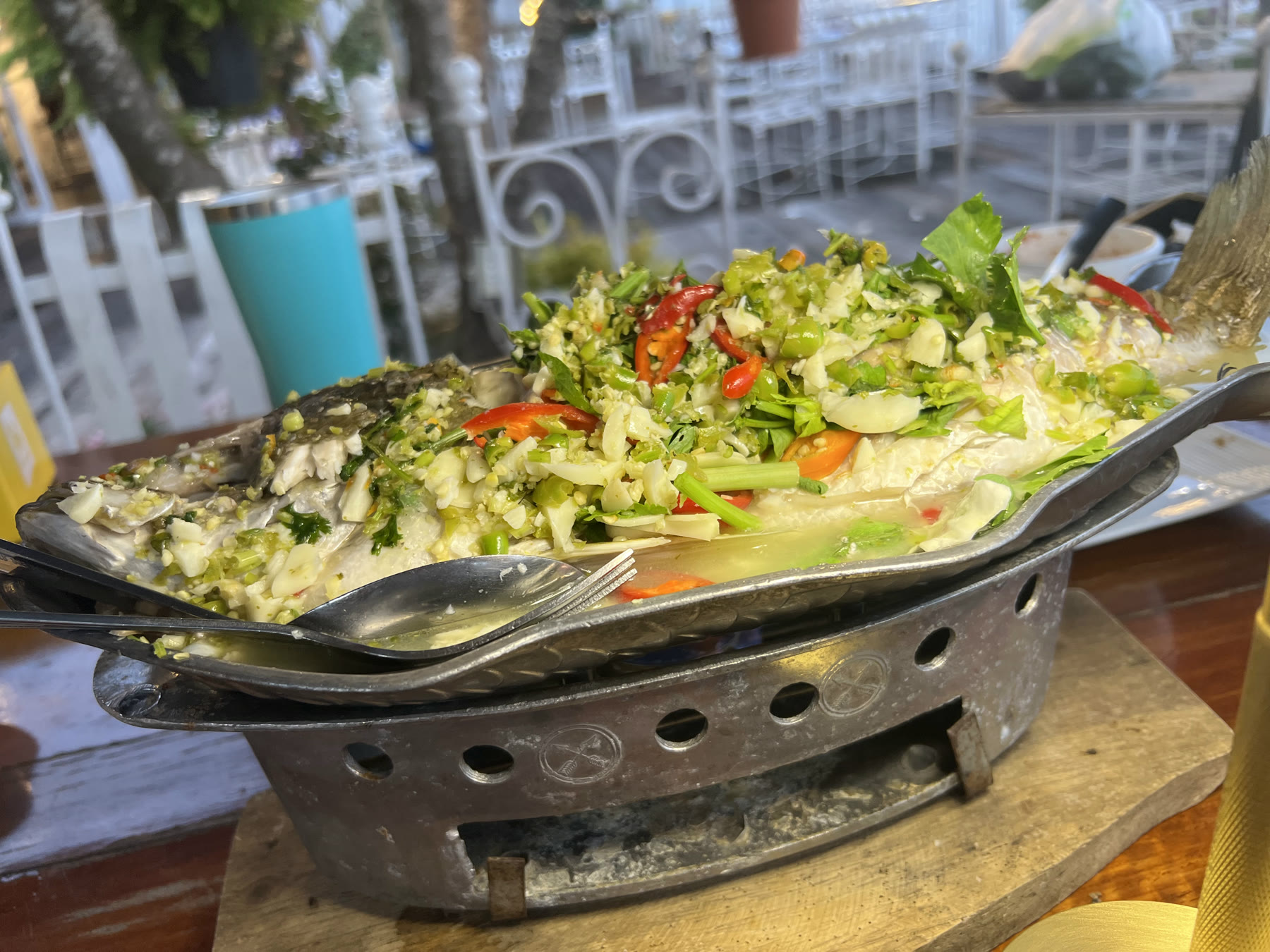 จานปลาพริกกระเทียมในภาชนะรูปปลา ที่ร้านอาหารบ้านรามัญริมแม่น้ำเจ้าพระยา