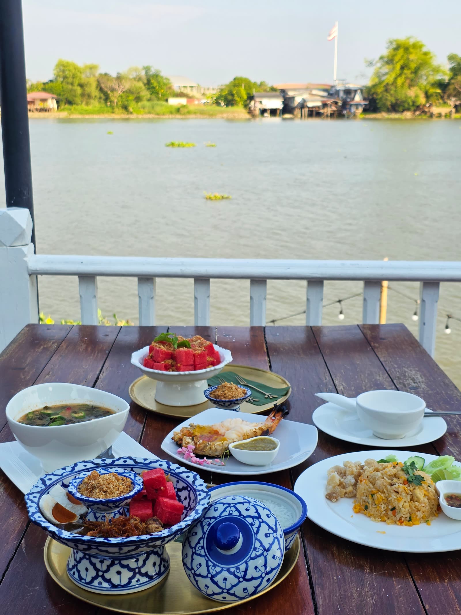 โต๊ะอาหารพร้อมวิวแม่น้ำเจ้าพระยา