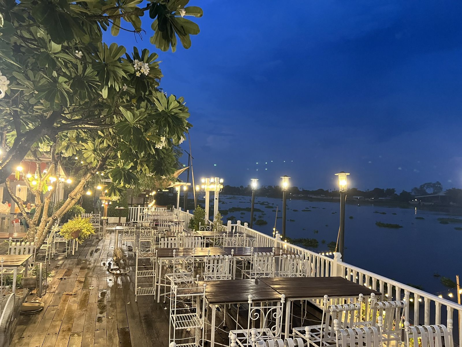 บรรยากาศริมแม่น้ำเจ้าพระยา ยามเย็น